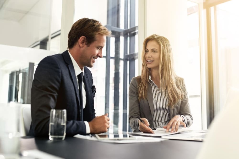 Деловая встреча клиента и финансового советника по вопросам ипотечного договора