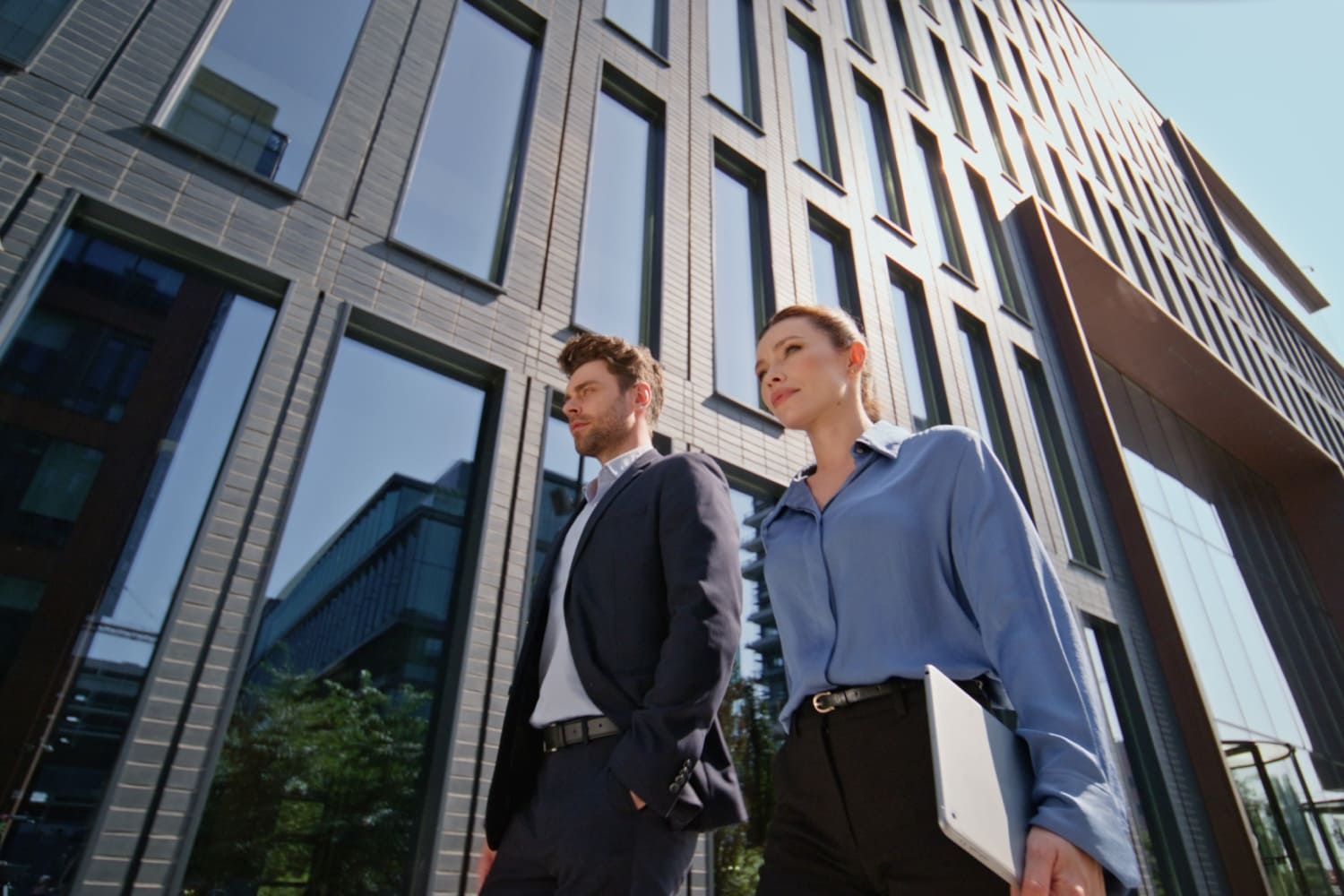 Профессиональные брокеры ANIVANestate идут рядом на фоне современного бизнес-здания