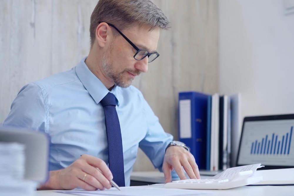 Финансовый консультант анализирует графики и расчёты по недвижимости